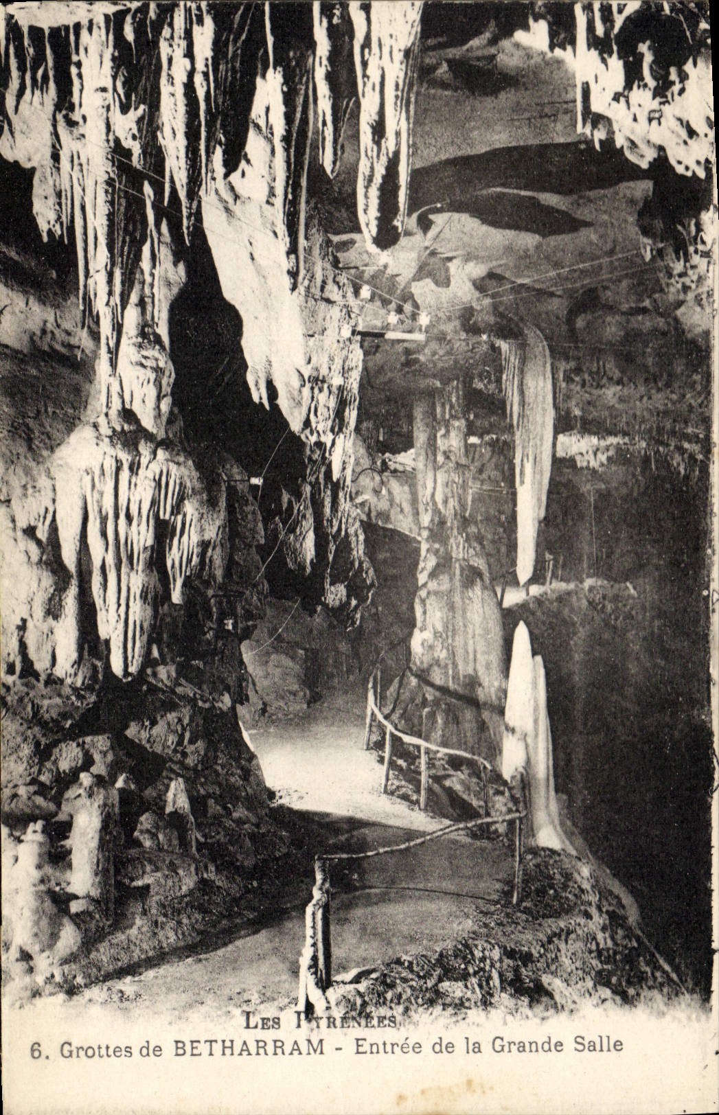CPA Grottes de Betharram Entree de la grande salle