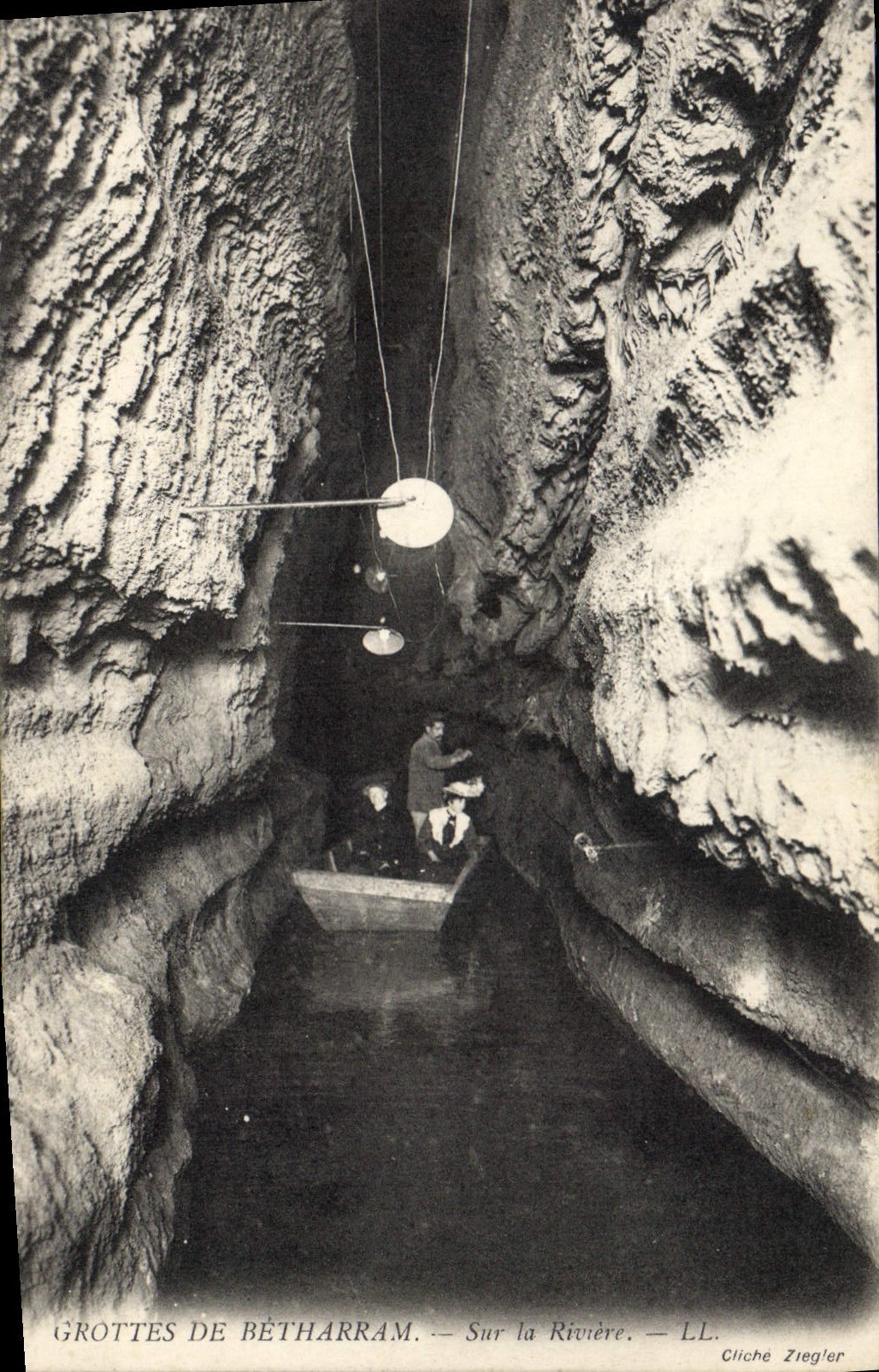 CPA Grottes de Betharram Sur la riviere