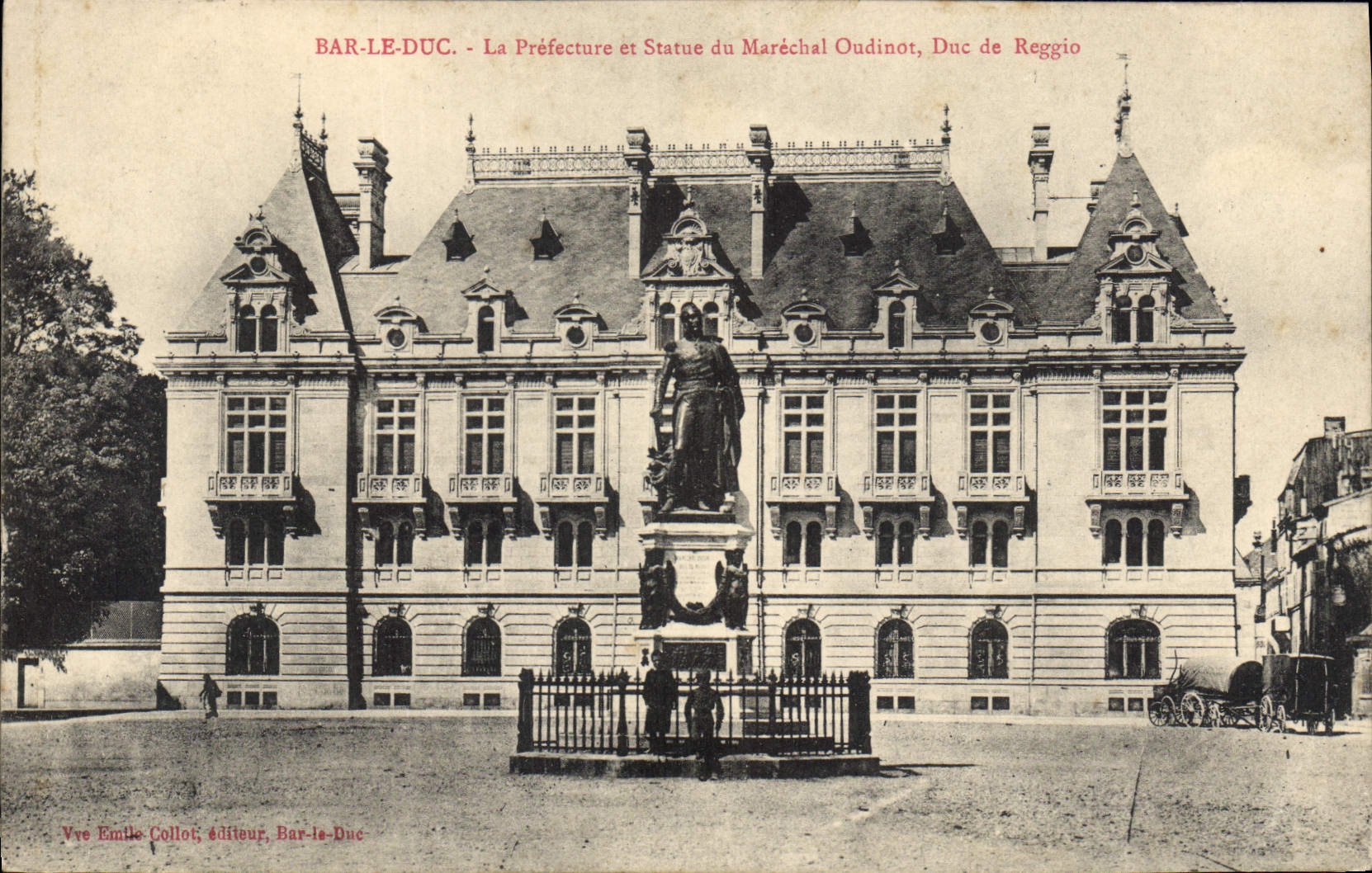 CPA Bar le Duc La Prefecture et Statue du Marechal Oudinot Duc de Reggio