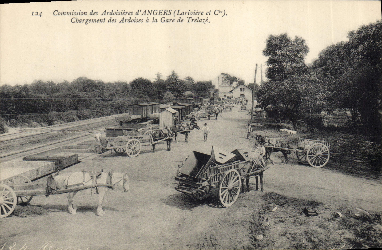 CPA Ardoisieres Commission des ardoisieres d'Angers Lariviere et Cie Chargement des ardoises a la gare de Trelaze