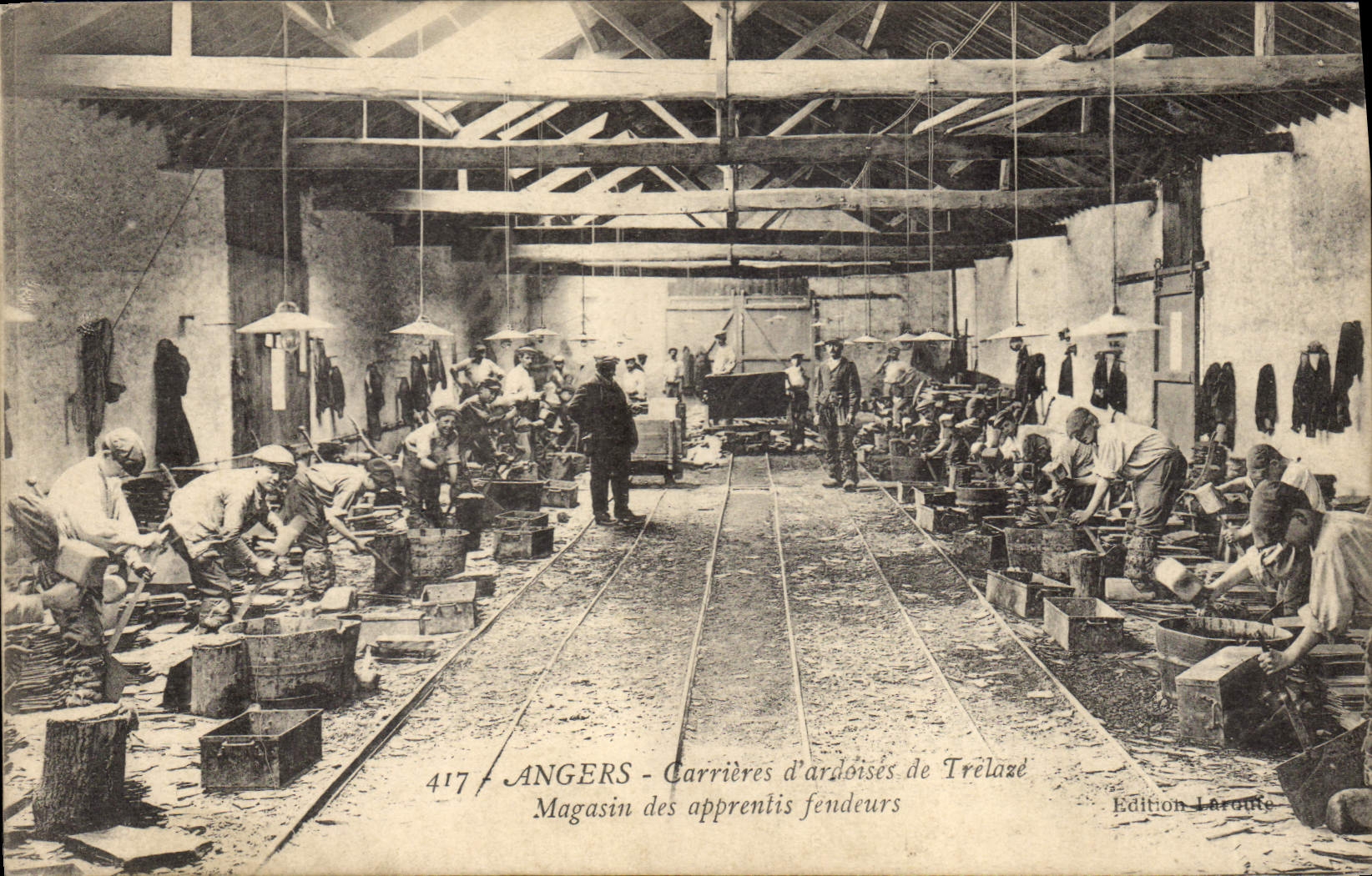 CPA Ardoisieres Angers Carrieres d'ardoises de Trelaze Magasin des apprentis fendeurs TOP