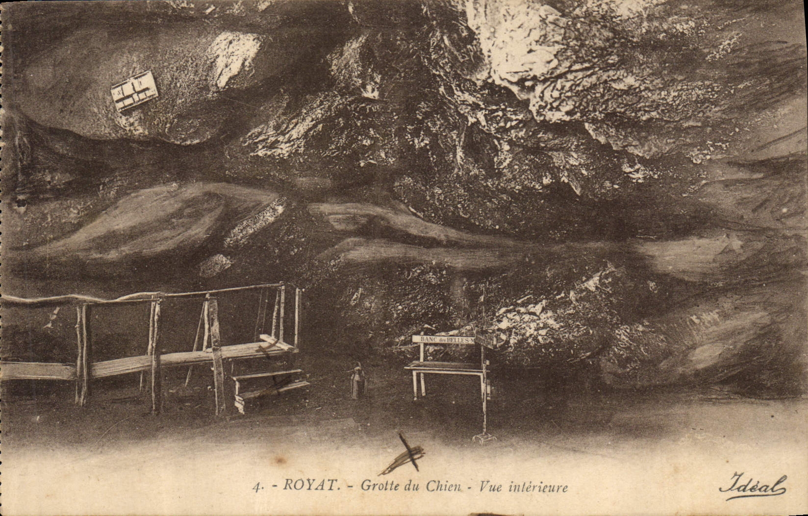CPA Grotte Grottes Royat Grotte du chien Vue interieure