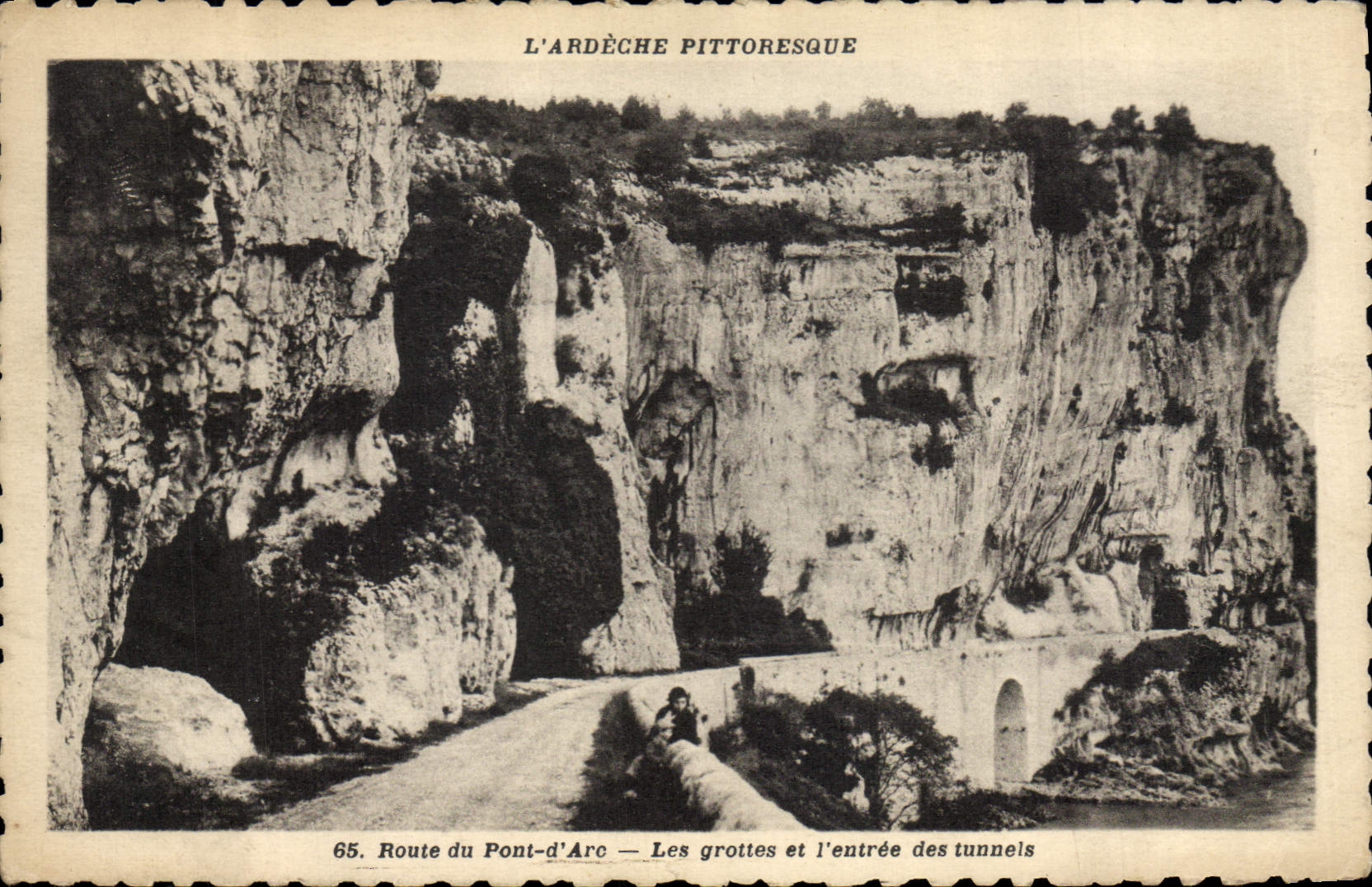 CPA Grotte Grottes Route du pont d'ARc Les grottes et l'entree des tunnels