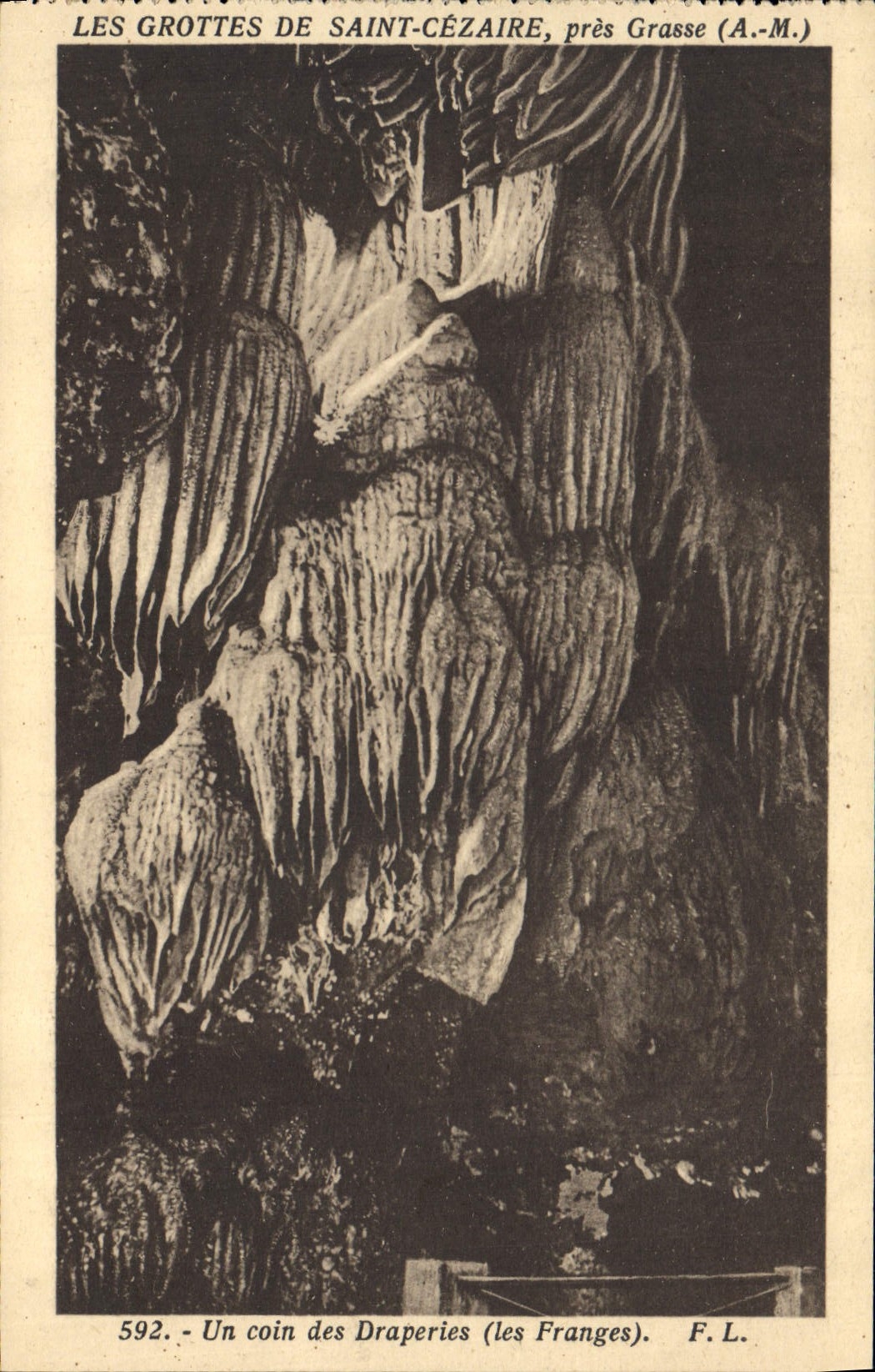 CPA Grotte Grottes de Saint Cezaire pres Grasse un coin des draperies Les Franges