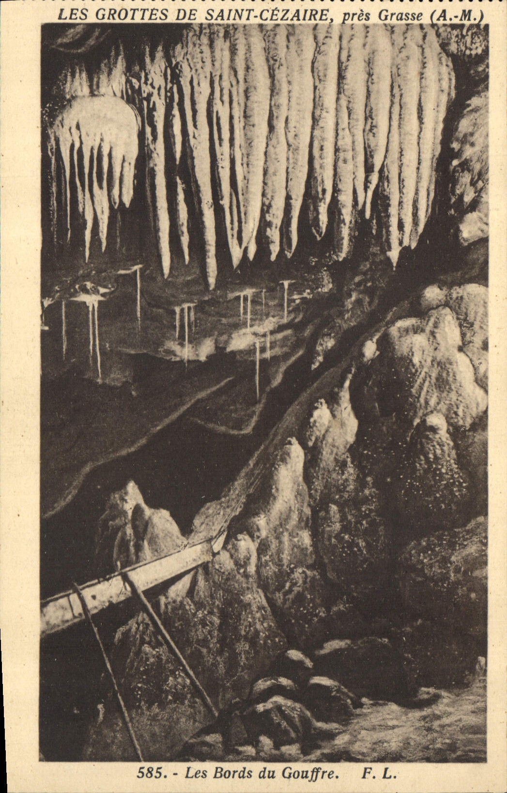 CPA Grotte Grottes de Saint Cezaire pres Grasse Les bords du gouffre