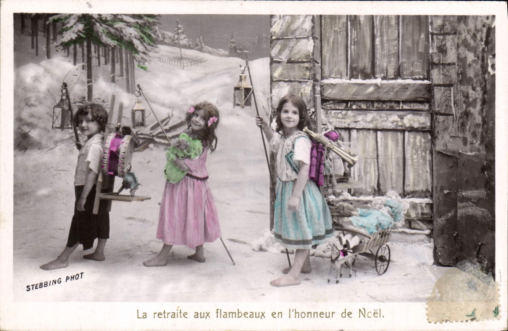 Postal Fantasia Niño Muñeca la jubilación a las antorchas en el honor de Noel