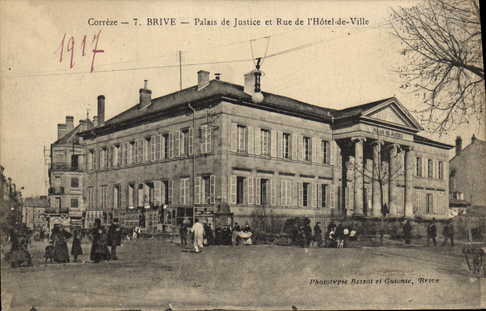 CPA Palais de justice et Rue de L'Hotel de Ville Brive Correze