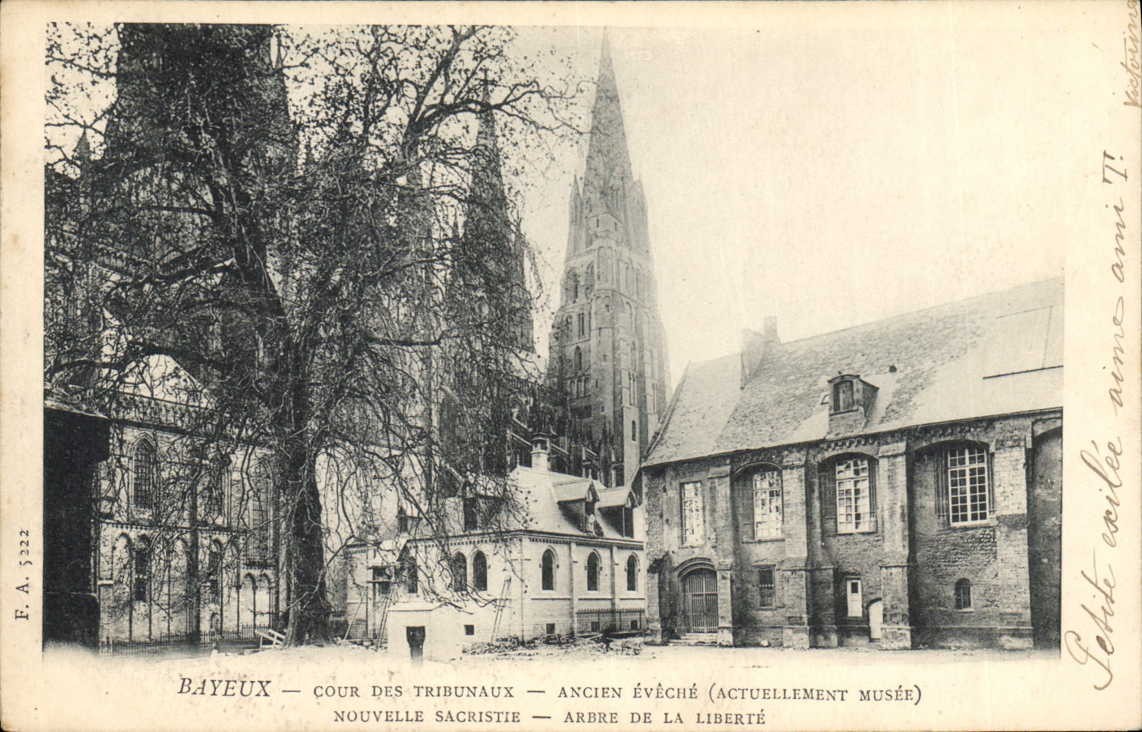 CPA Palais de justice Bayeux Cour des Tribunaux Ancien Eveche Actuellement Musee Nouvelle Sacristie Arbre de la liberte 
