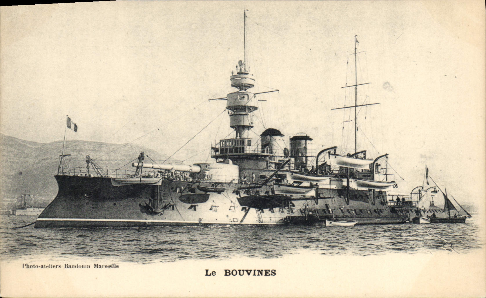 CPA Bateau de Guerre Le Bouvines 