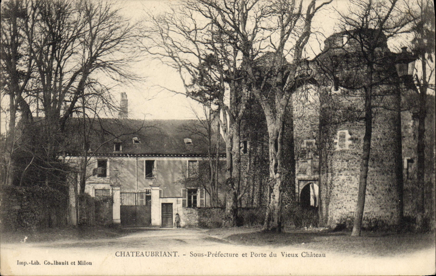 CPA Chateaubriant Sous Prefecture et porte du vieux Chateau