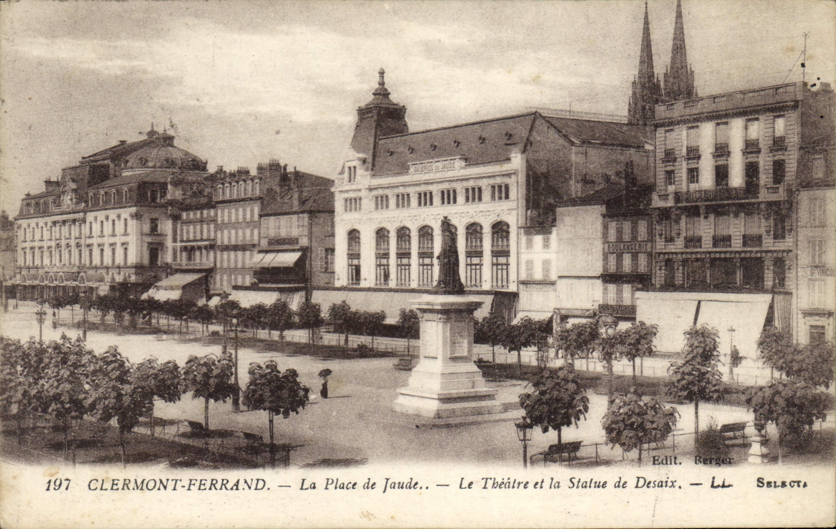 CPA Prefecture Clermont Ferrand La place de Jaude Le theatre et la statue de Desaix