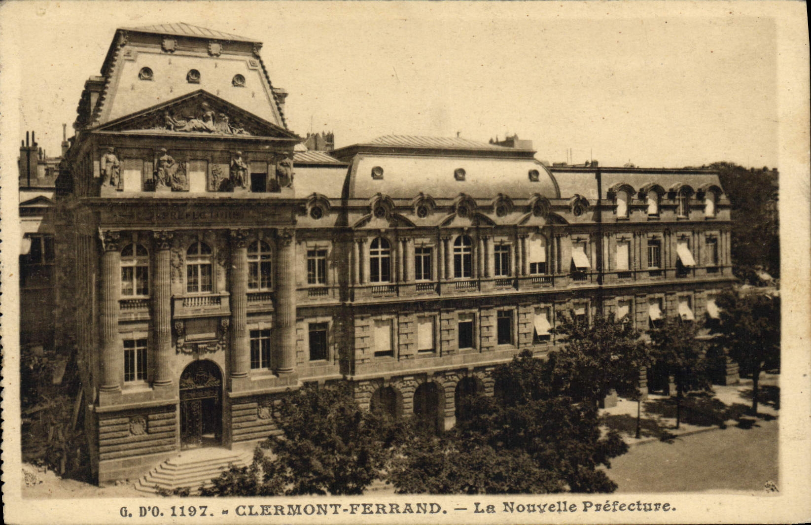 CPA Clermont Ferrand La nouvelle Prefecture