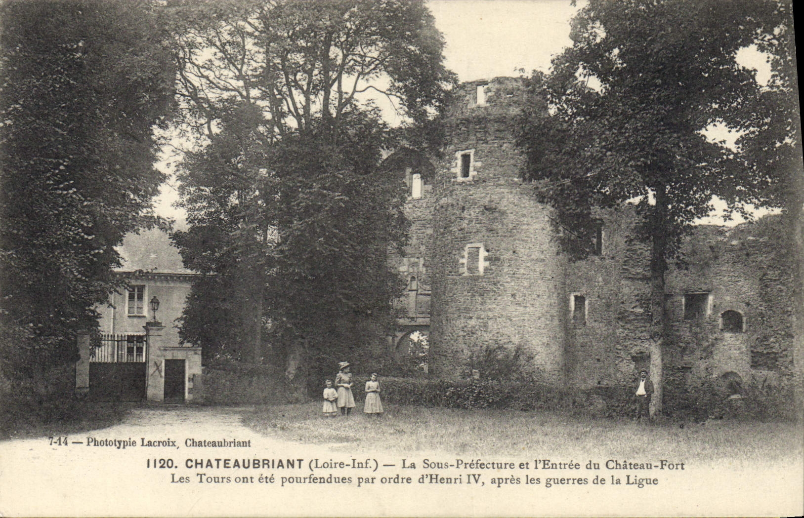 CPA Chateaubriant La Sous Prefecture et l'entree du chateau fort