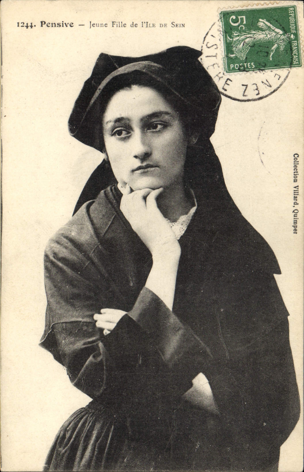 CPA Folklore Pensive Jeune fille de L'Ile de Sein
