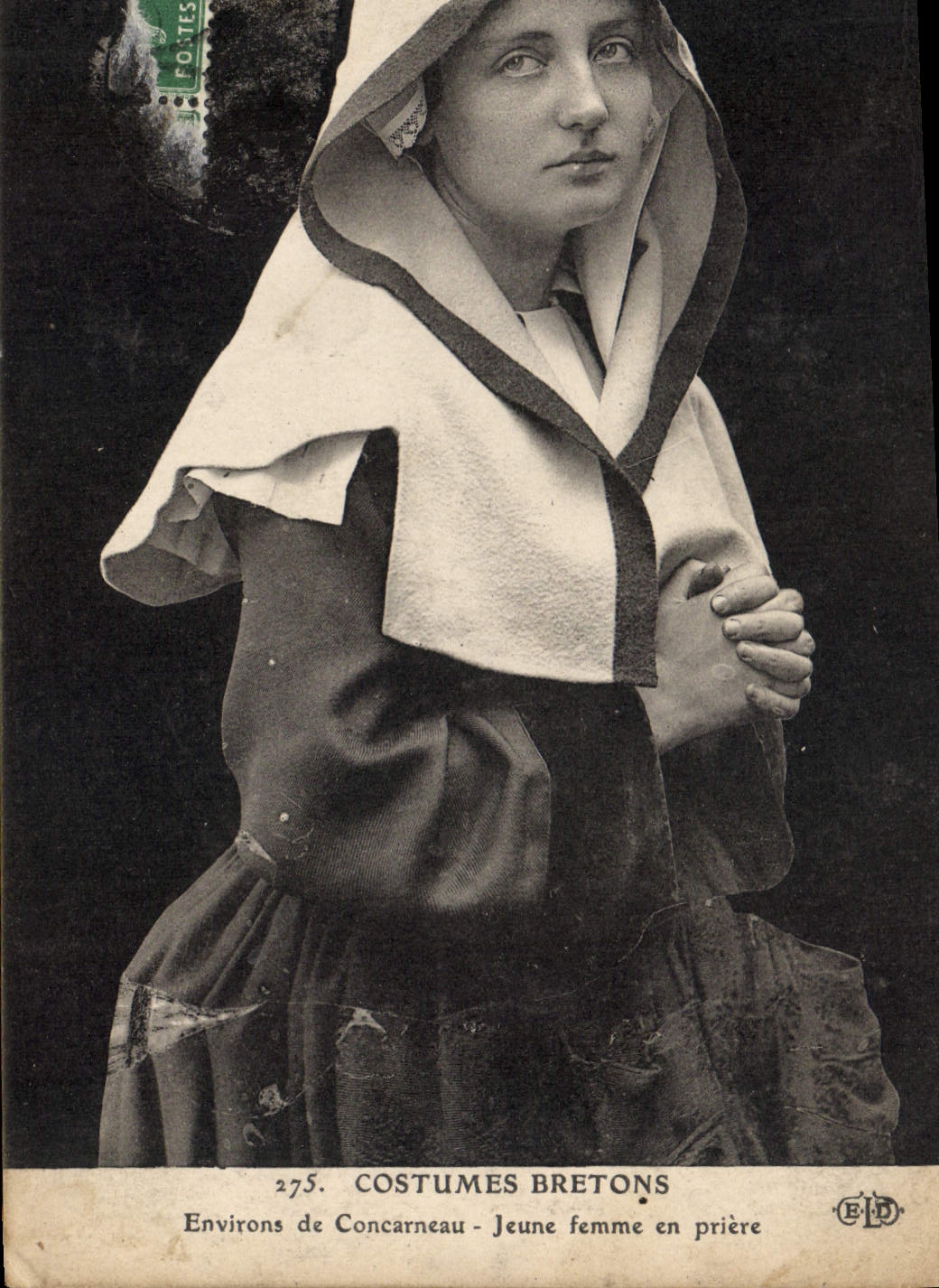 CPA Folklore Environs de Concarneau Jeune femme en priere 