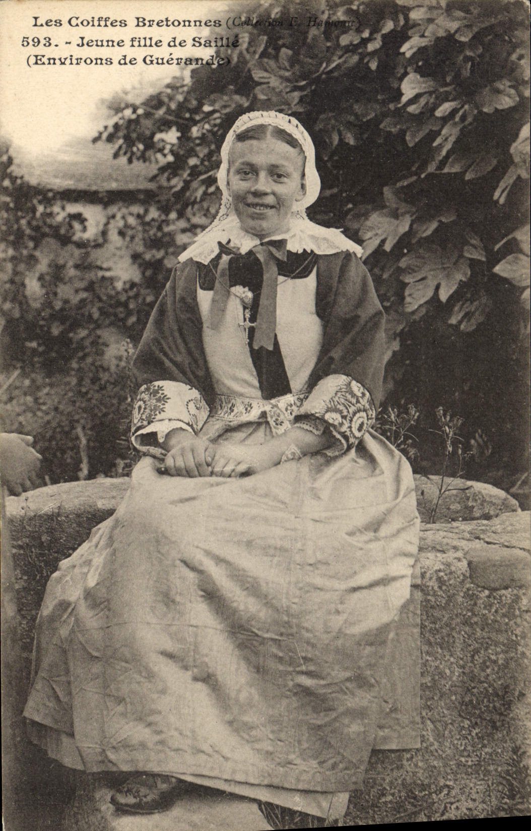 CPA Folklore Jeune fille de Saille Environs de Guerande 