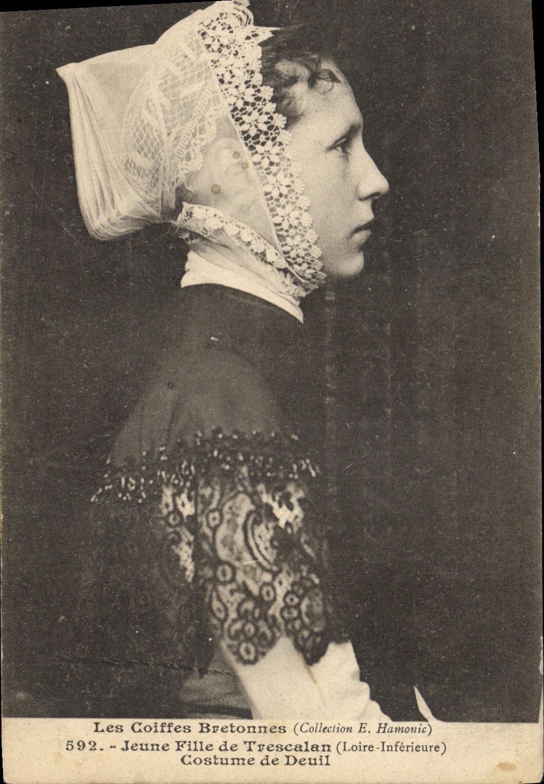 CPA Folklore Jeune fille de Trescalan Costume de deuil 