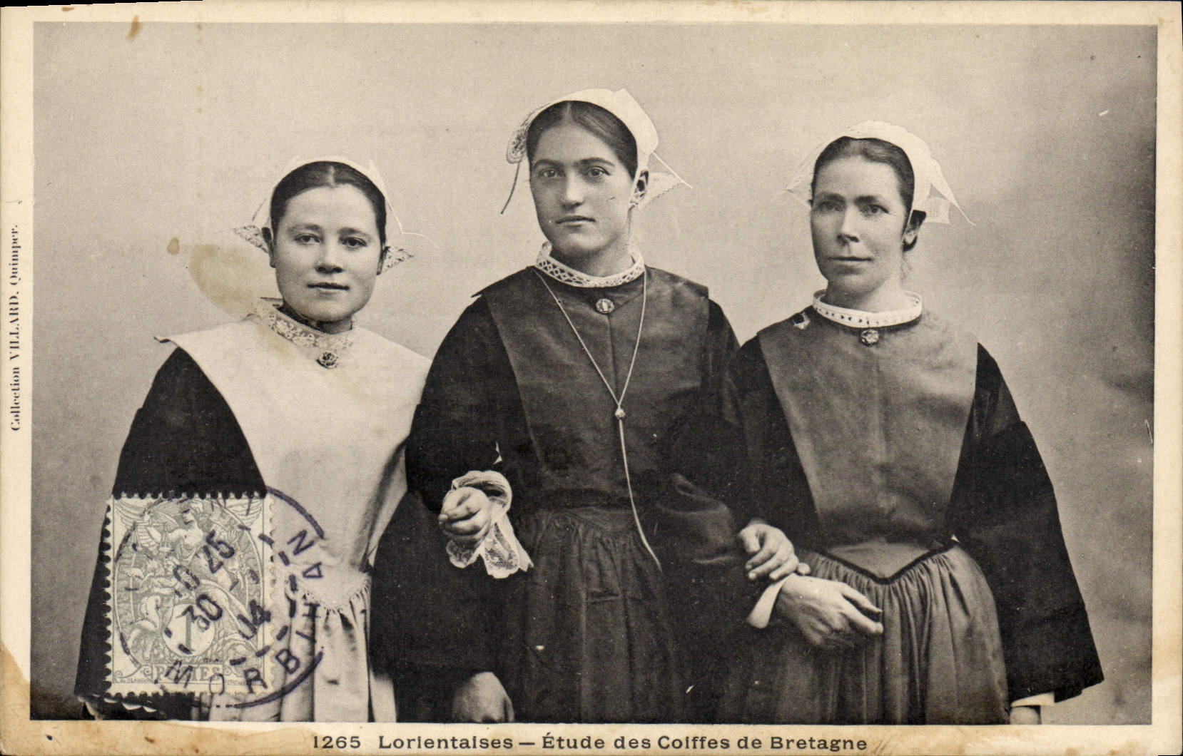 CPA Folklore Lorientaises Etude des coiffes de Bretagne 