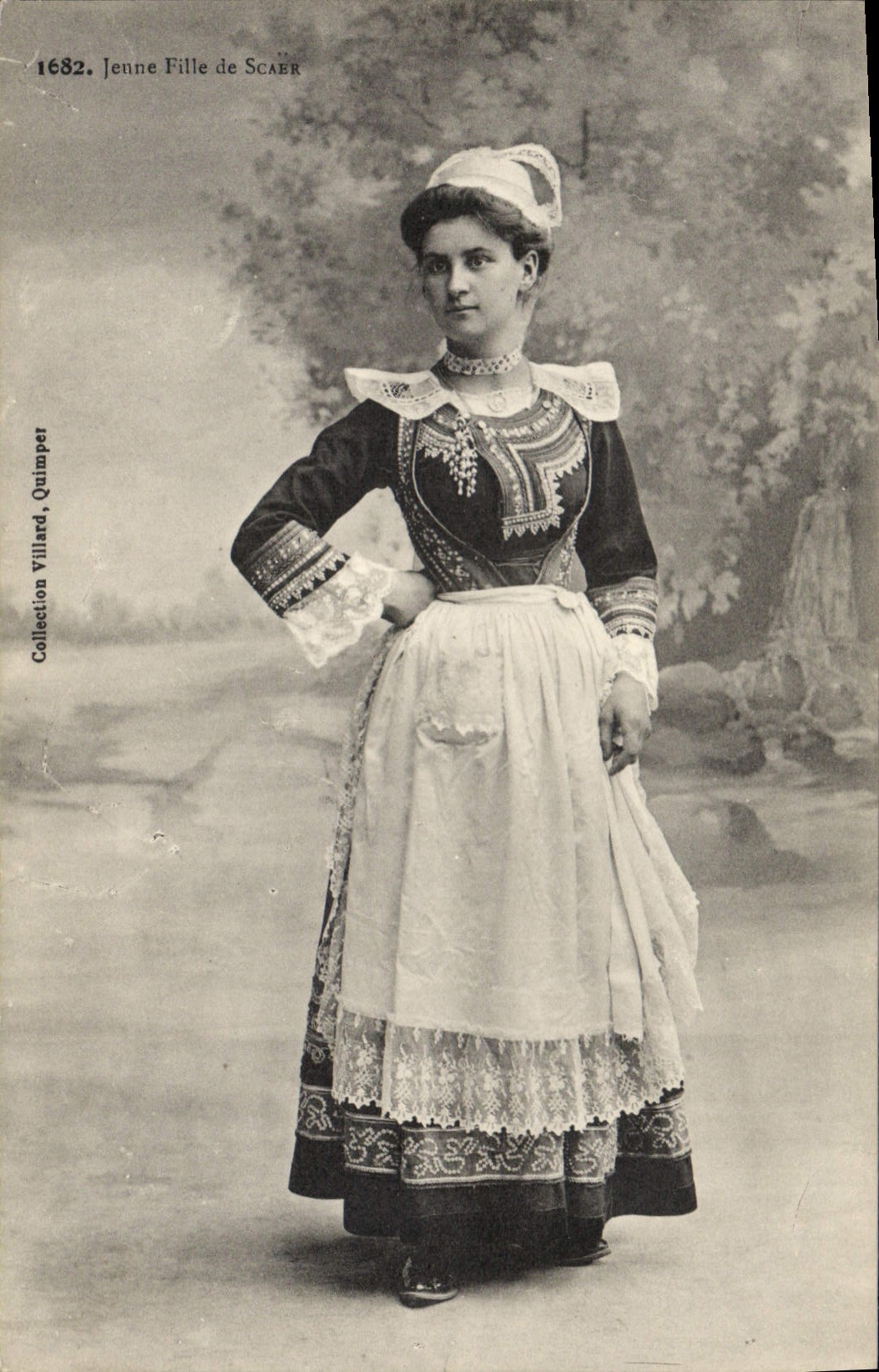 CPA Folklore Jeune fille de Scaer 