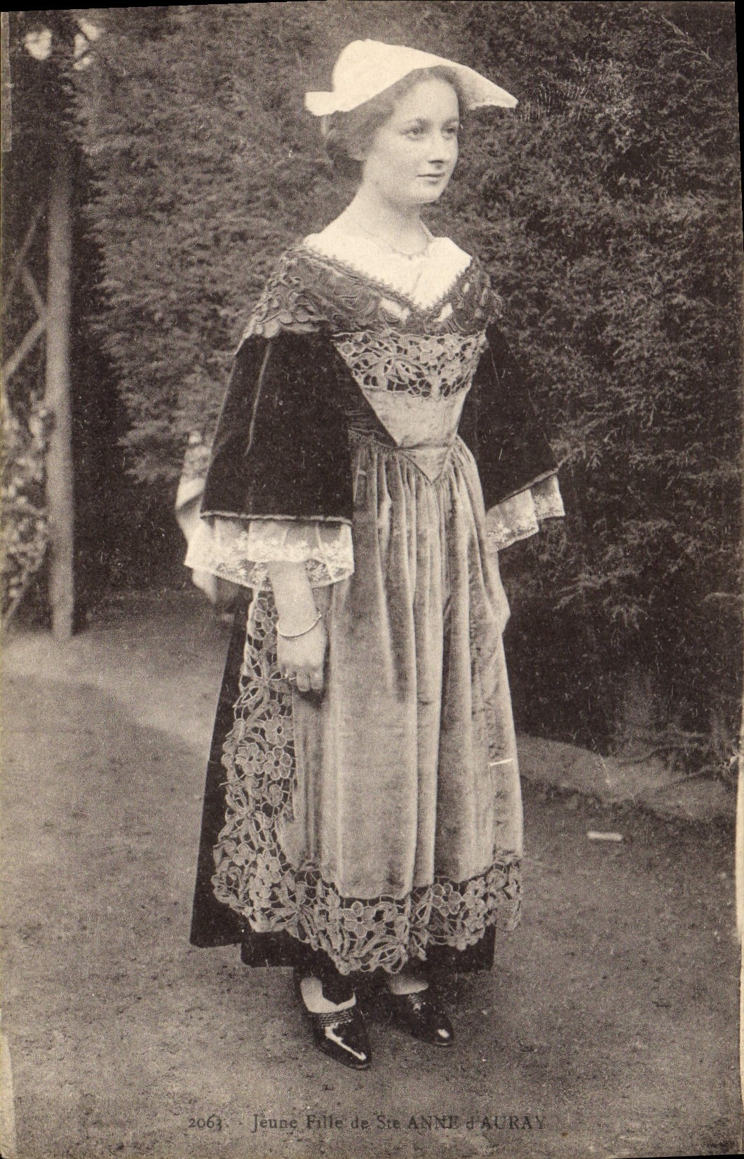 CPA Folklore Jeune fille de Ste Anne d'Auray 