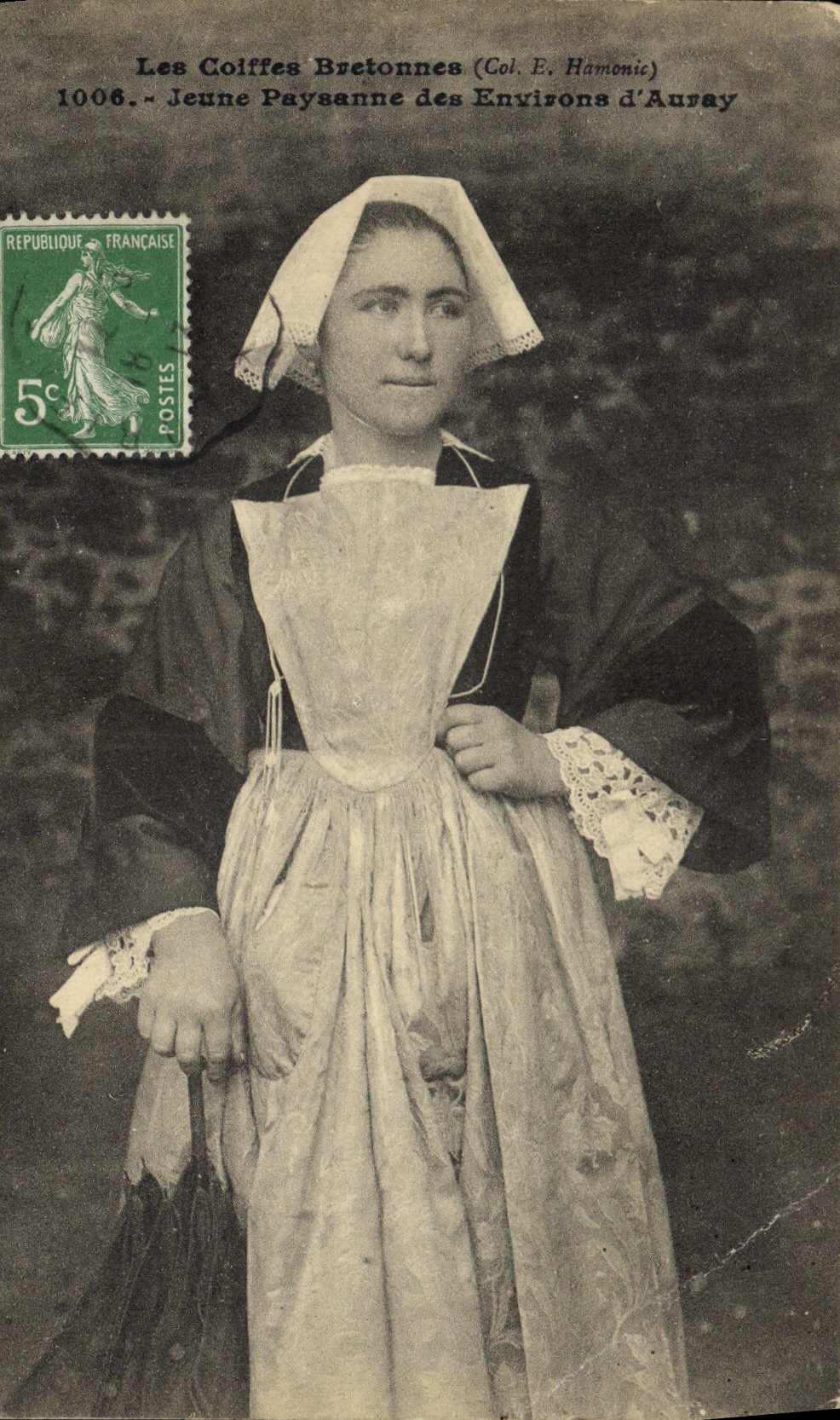 CPA Folklore Jeune paysanne des environs d'Auray 