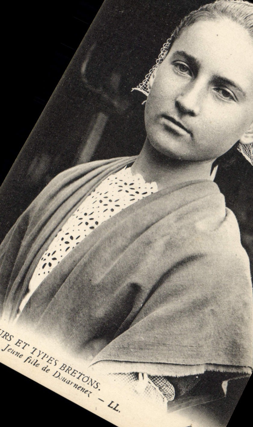 CPA Folklore Jeune fille de Douarnenez