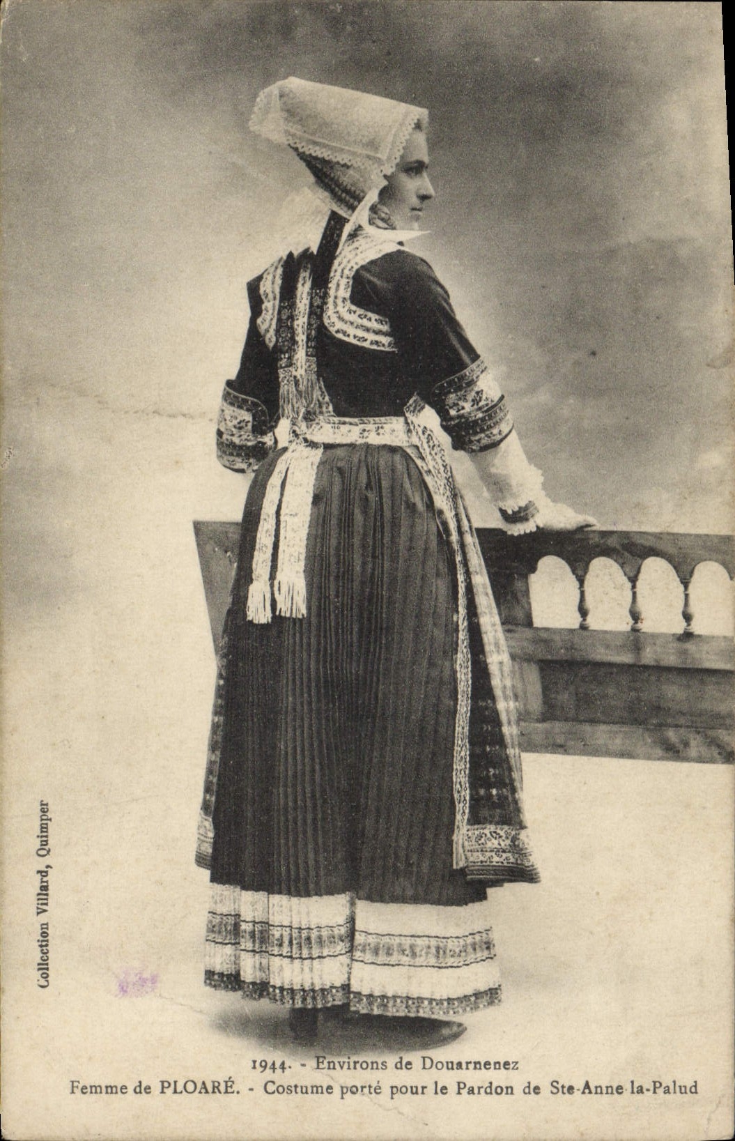 CPA Folklore Environs de Douarnenez Femme de Ploare Costume porte pour le pardon de Ste Anne la palu