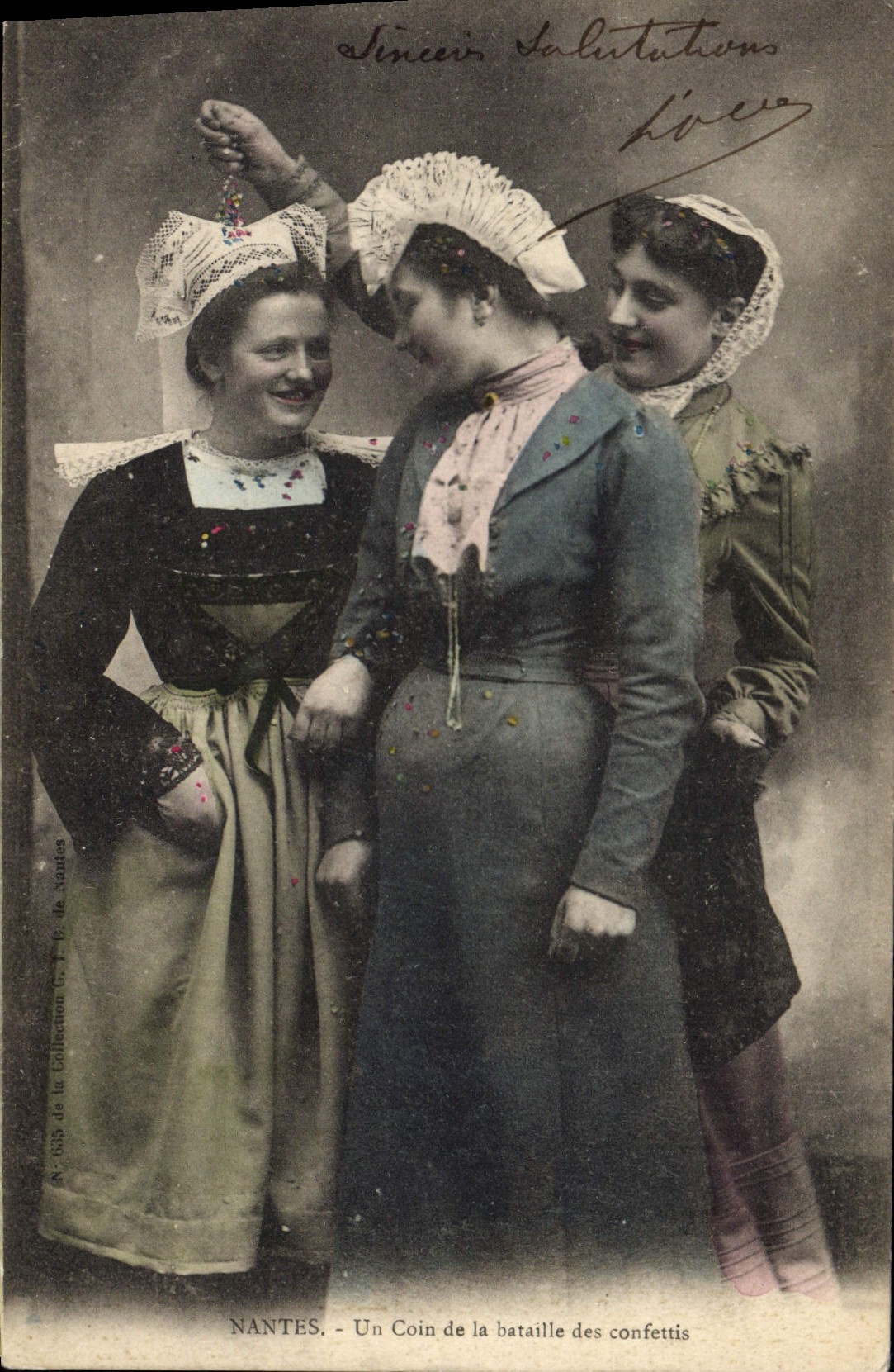 CPA Folklore Nantes Un coin de la bataille des confettis 