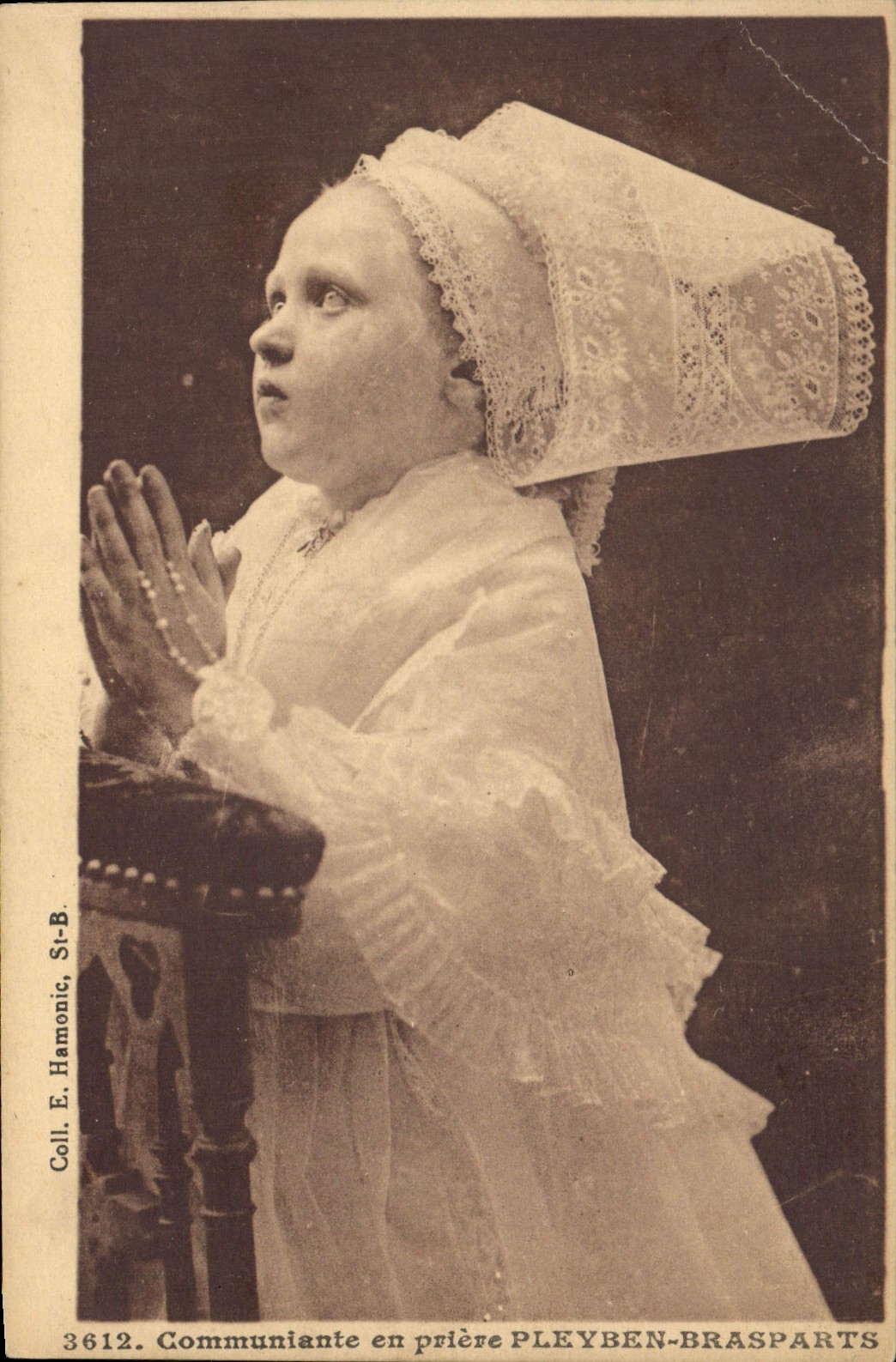 CPA Folklore Communiante en priere Pleyben Brasparts