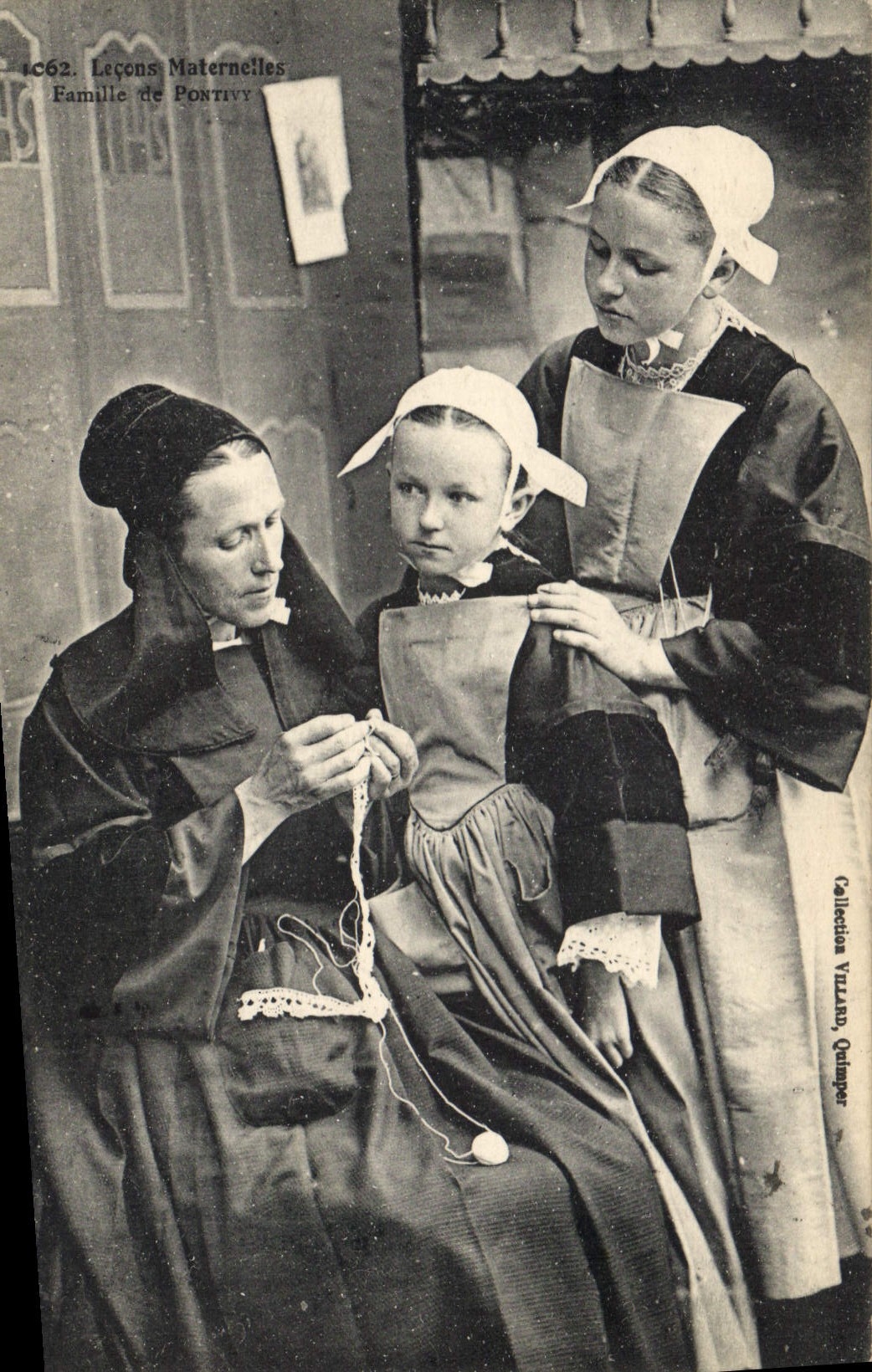 CPA Folklore Lecons maternelles Famille de Pontivy