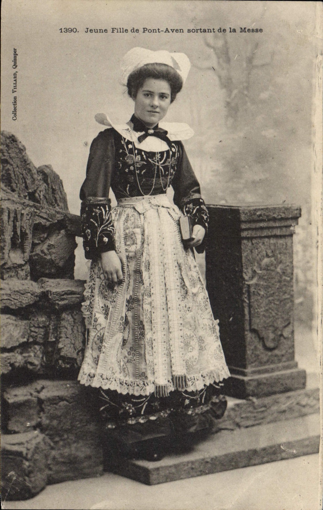 CPA Folklore Jeune fille de Pont Aven sortant de la messe