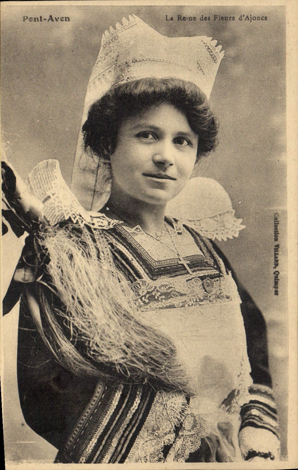 CPA Folklore Pont Aven La reine des fleurs d'ajoncs