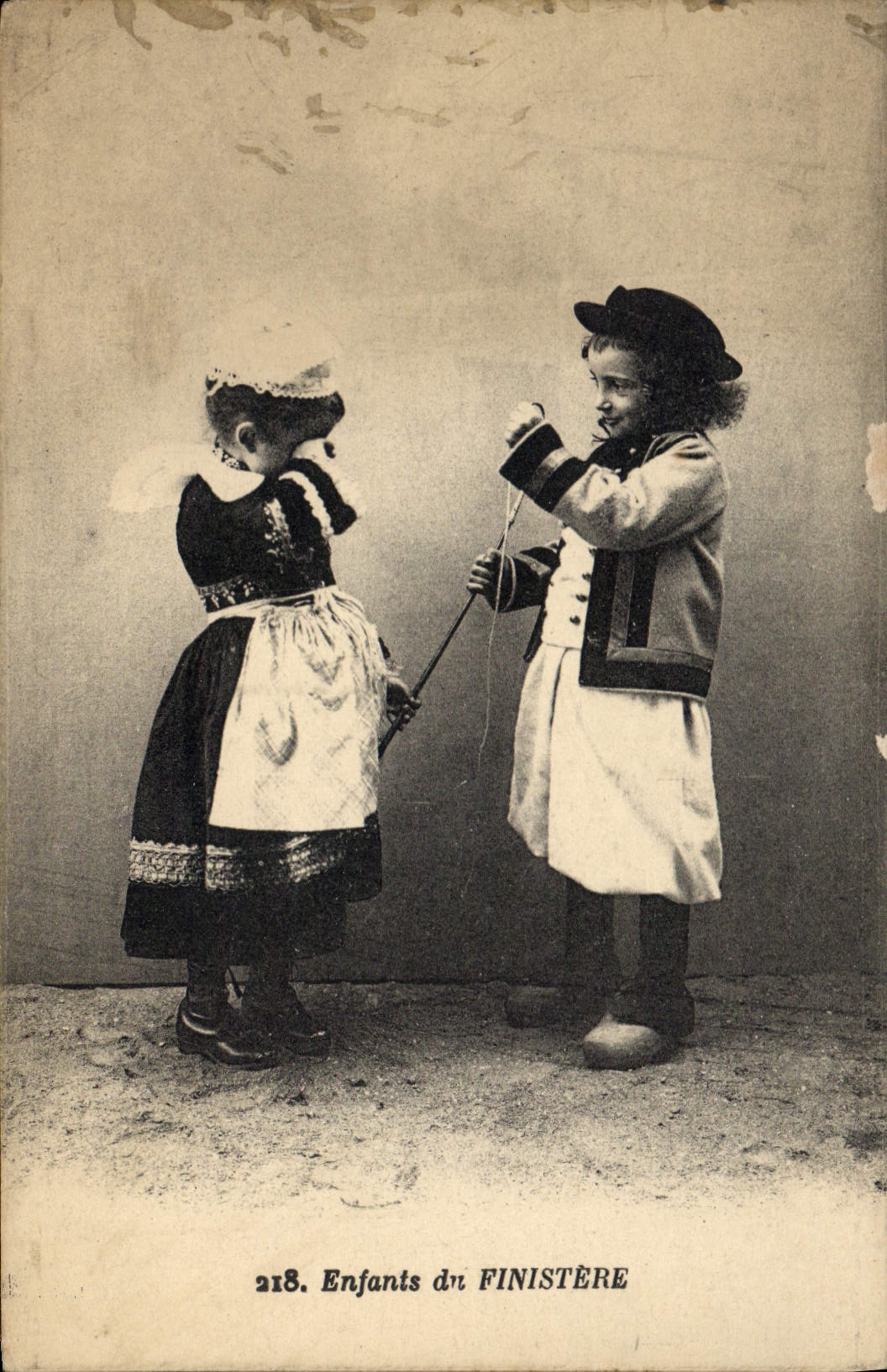 CPA Folklore Enfants du Finistere 