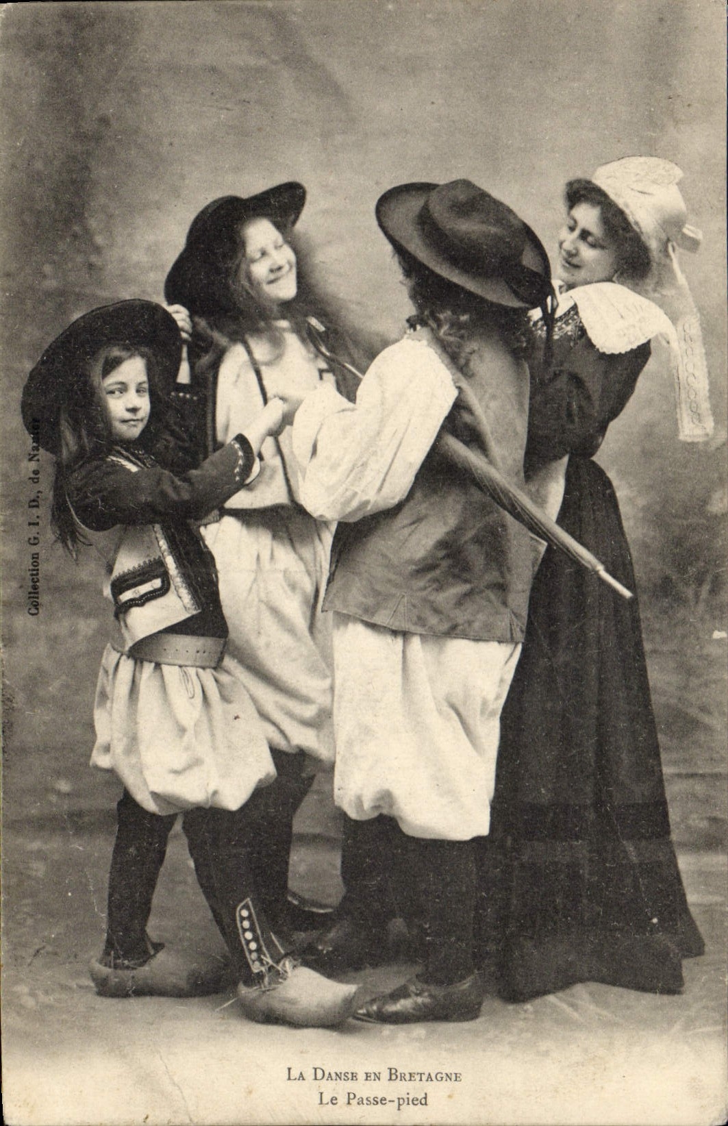 CPA Folklore La danse en Bretagne Le passe pied