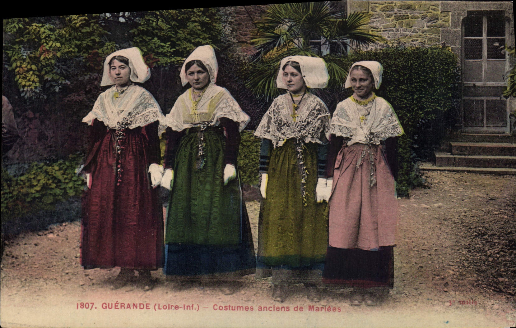 CPA Folklore Guerande Costumes anciens de mariees 