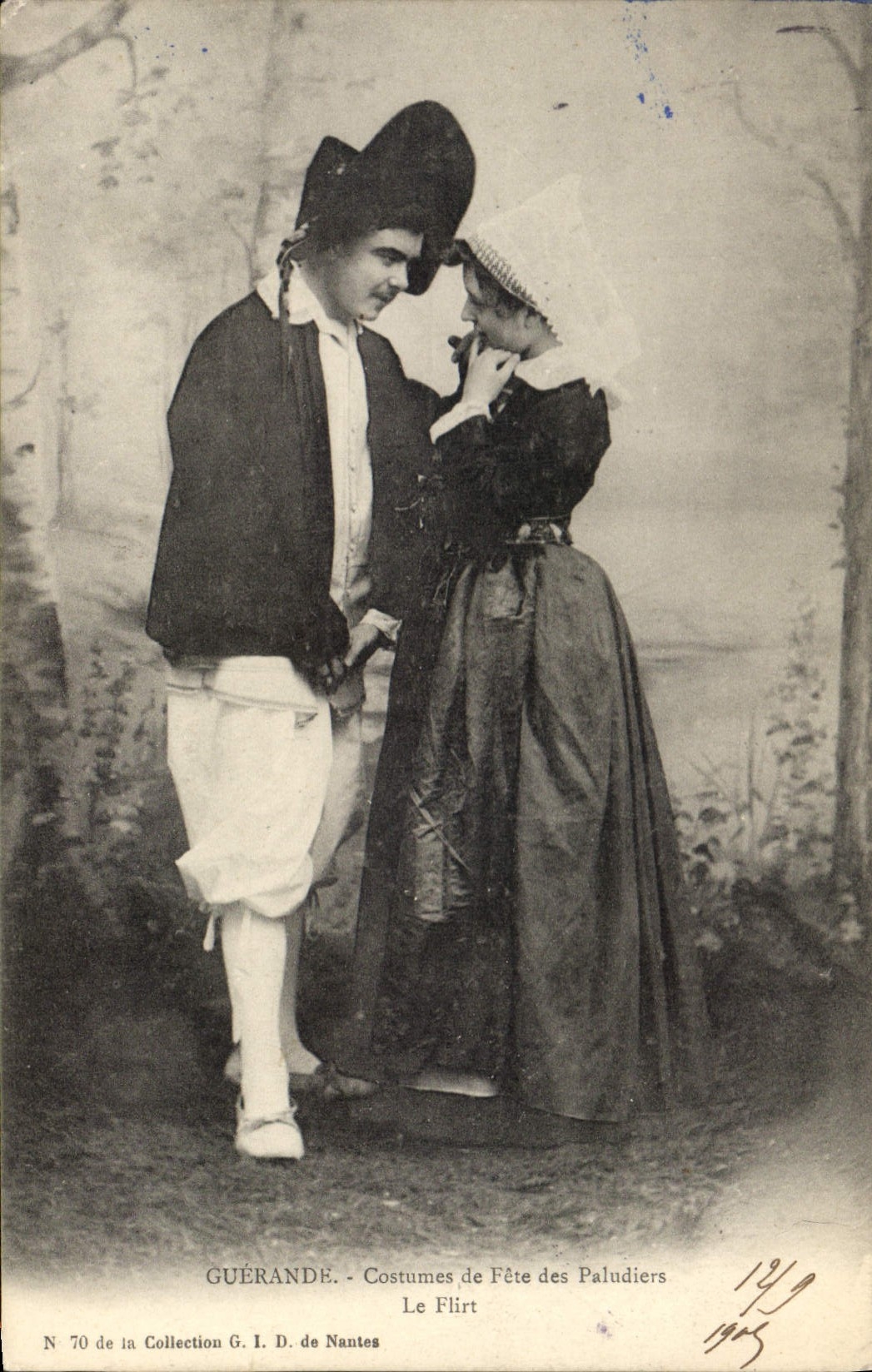 CPA Folklore Guerande Costumes de fete des paludiers Le flirt 
