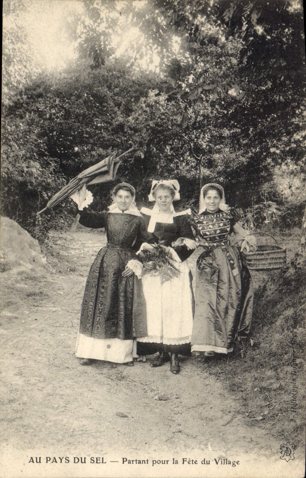 CPA Folklore Au Pays du Sel Partant pour la fete du village