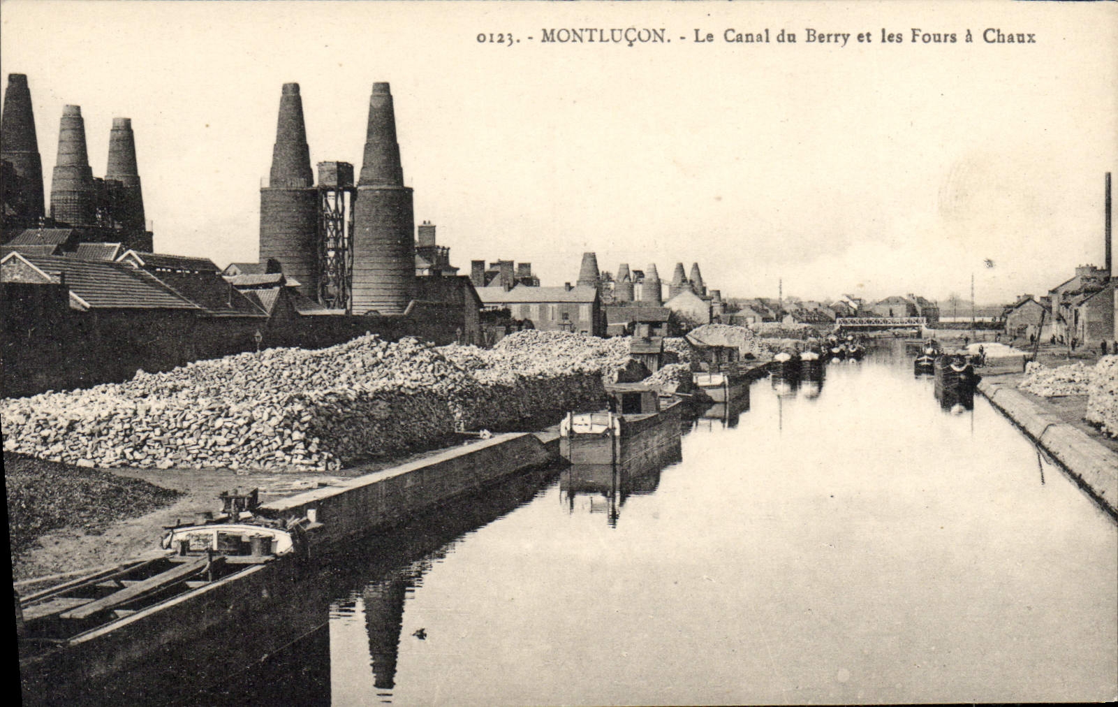 CPA Montlucon Le canal du Berry et les fours a chaux