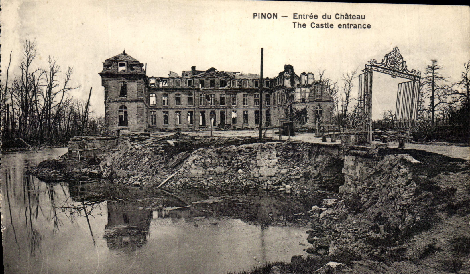 CPA Pinon Entree du Chateau Militaria 