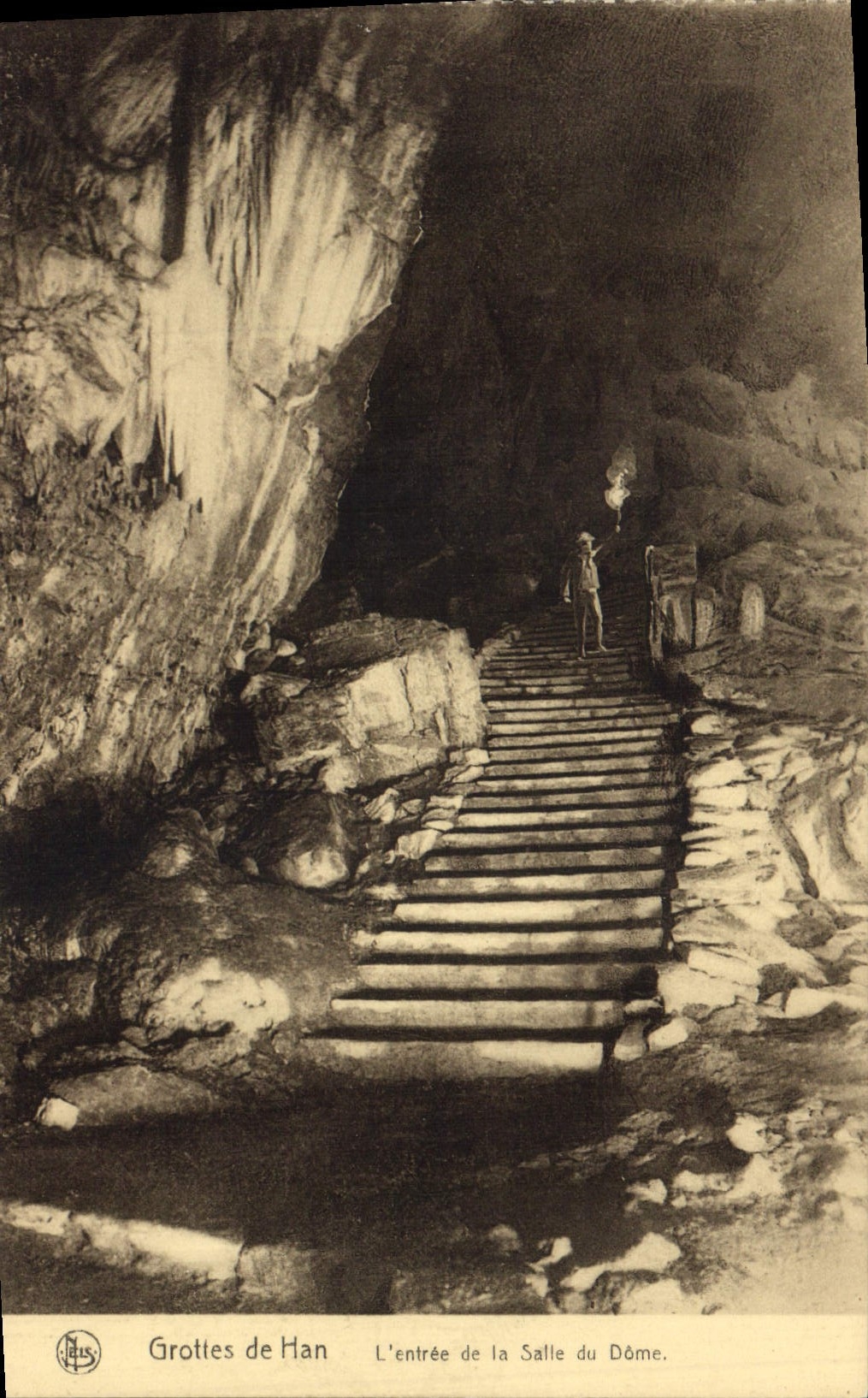 CPA Grotte Grottes de Han L'entree de las alle du Dome