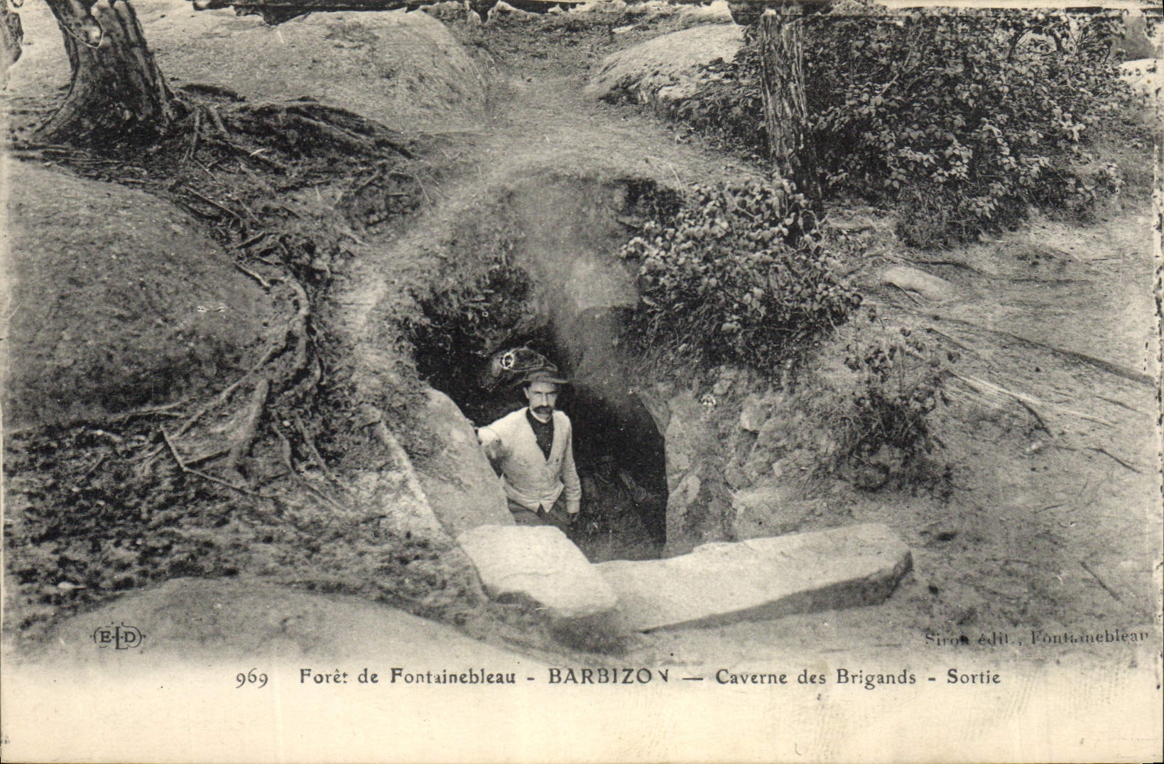 CPA Grotte Grottes Foret de Fontainebleau Barbizon Caverne des Brigands Sortie