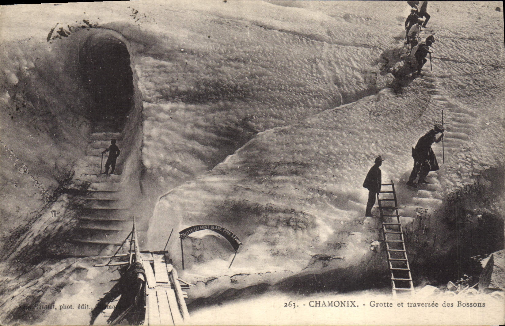 CPA Grotte et traversee des Bossons Chamonix Grottes