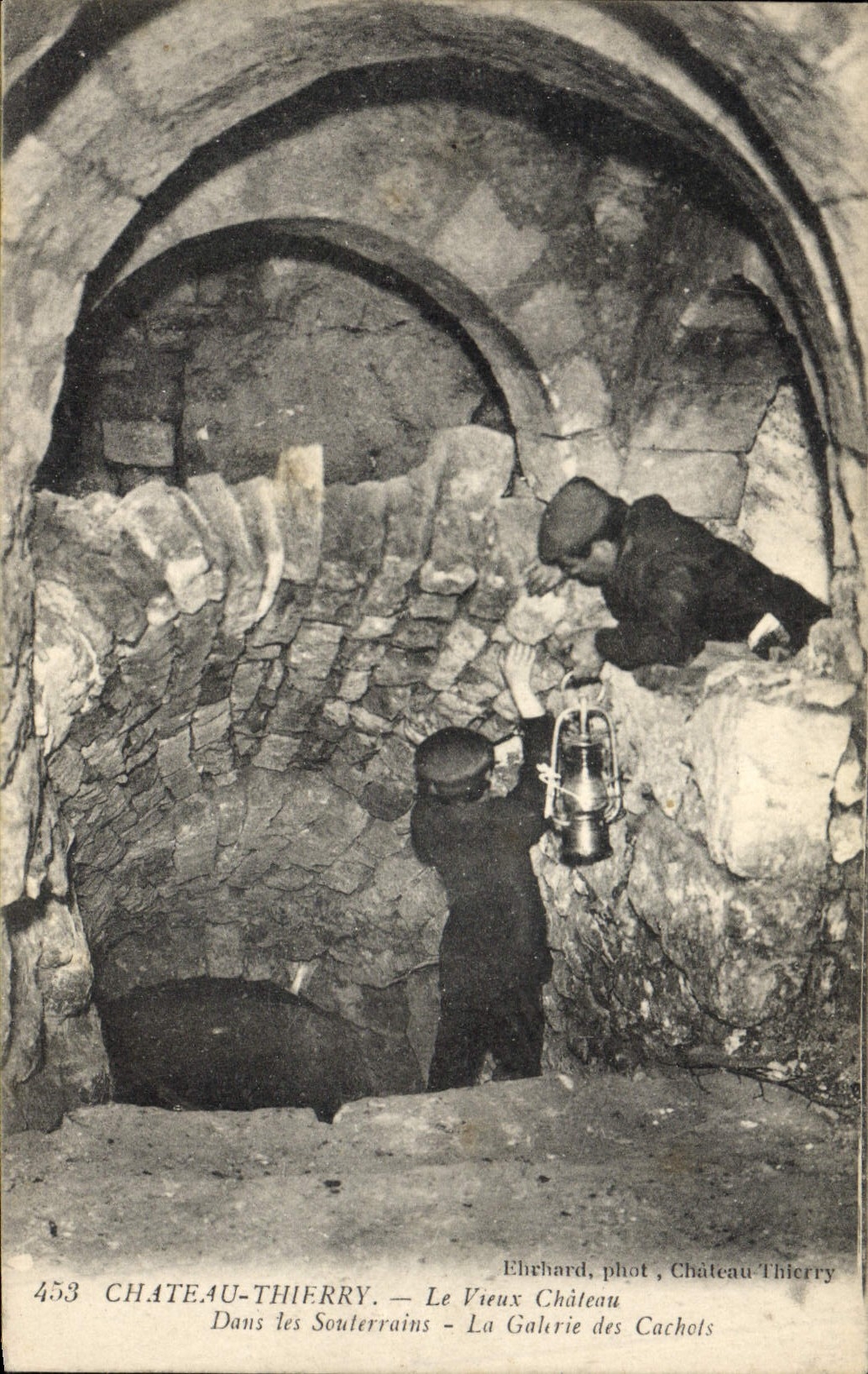 CPA Grotte Grottes Chateau Thierry Le vieux chateau Dans les souterrains La galerie des cachots