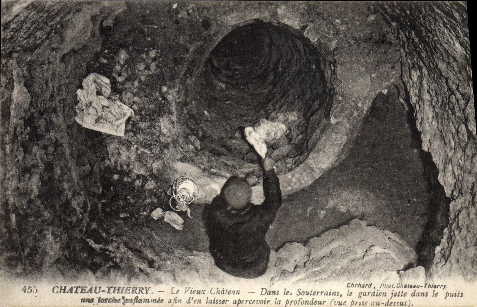 CPA Grotte Grottes Chateau Thierry Le vieux chateau Dans les souterrains le gardien jette dans le pu