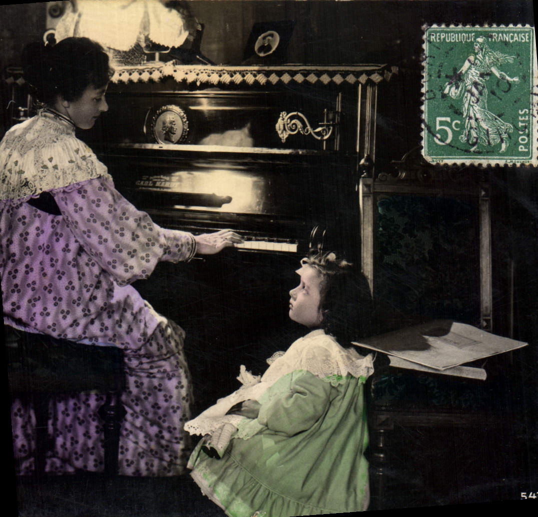 CPA Fantaisie Enfant Poupee Femme Piano 