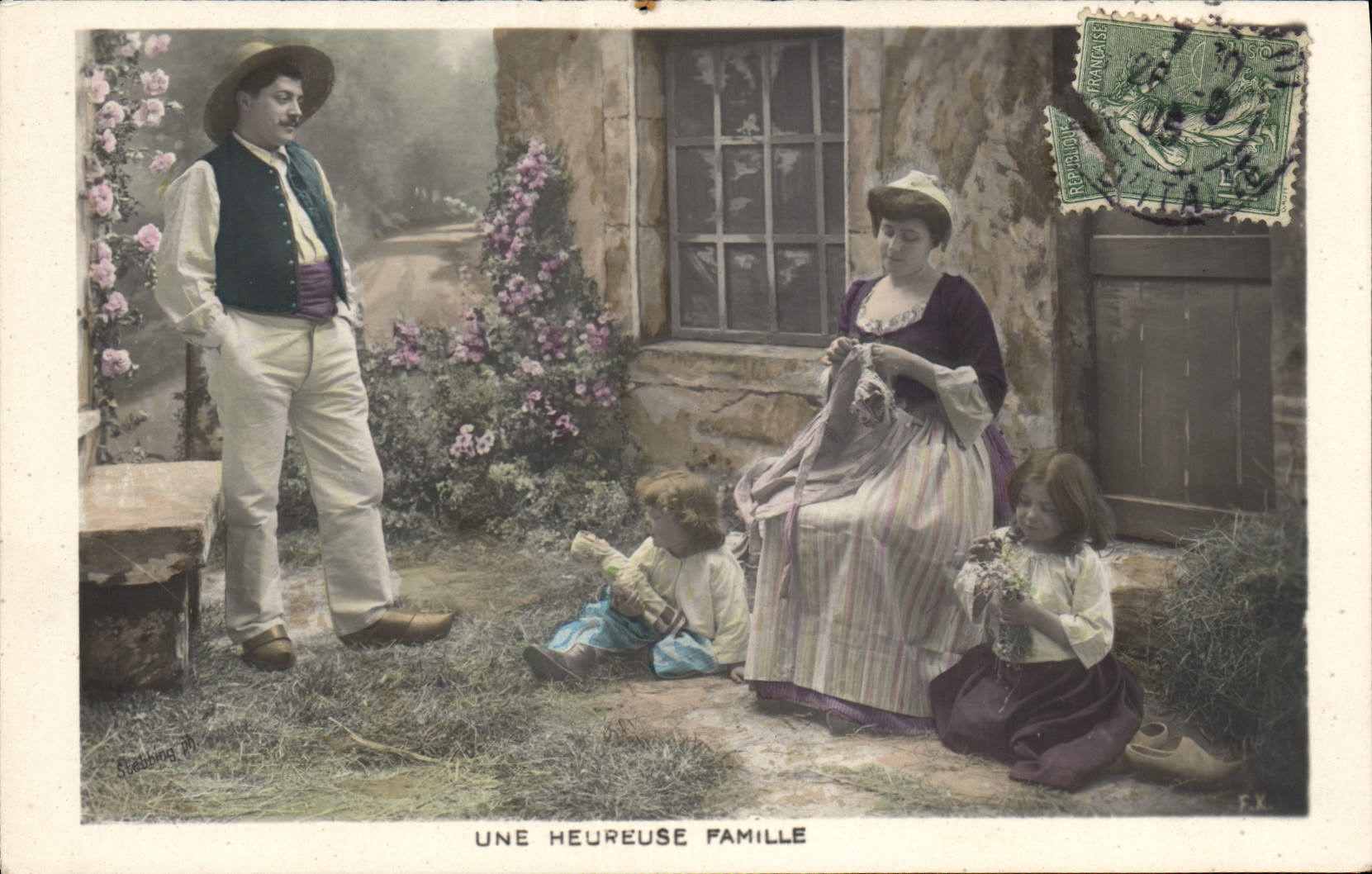 CPA Fantaisie Enfants Poupee Une heureuse famille 