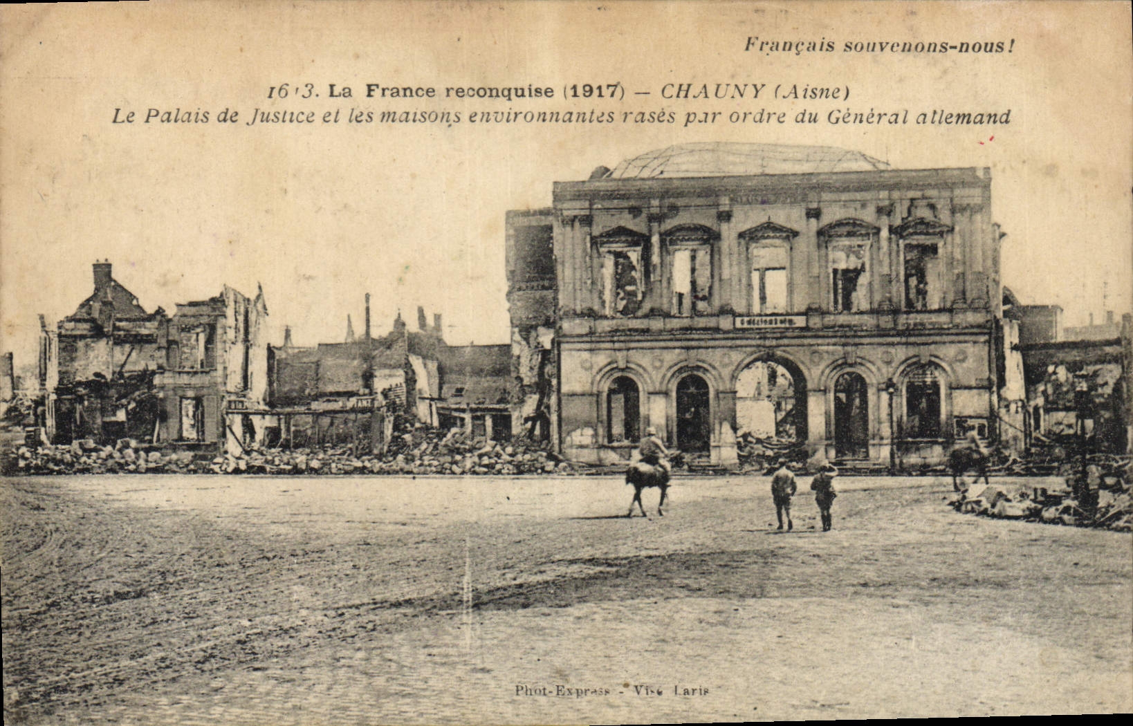 CPA Palais de justice Chauny Le palais de justice et les maisons environnantes rases Militaria 
