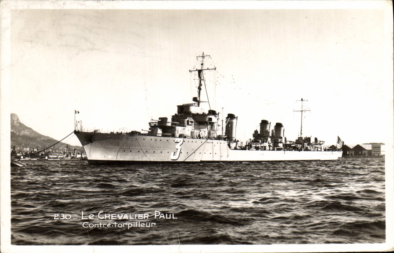 CPA Bateau de Guerre Le Chevalier Paul Contre torpilleur