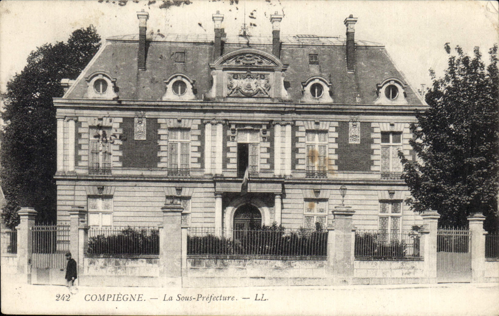 CPA Compiegne La Sous Prefecture  