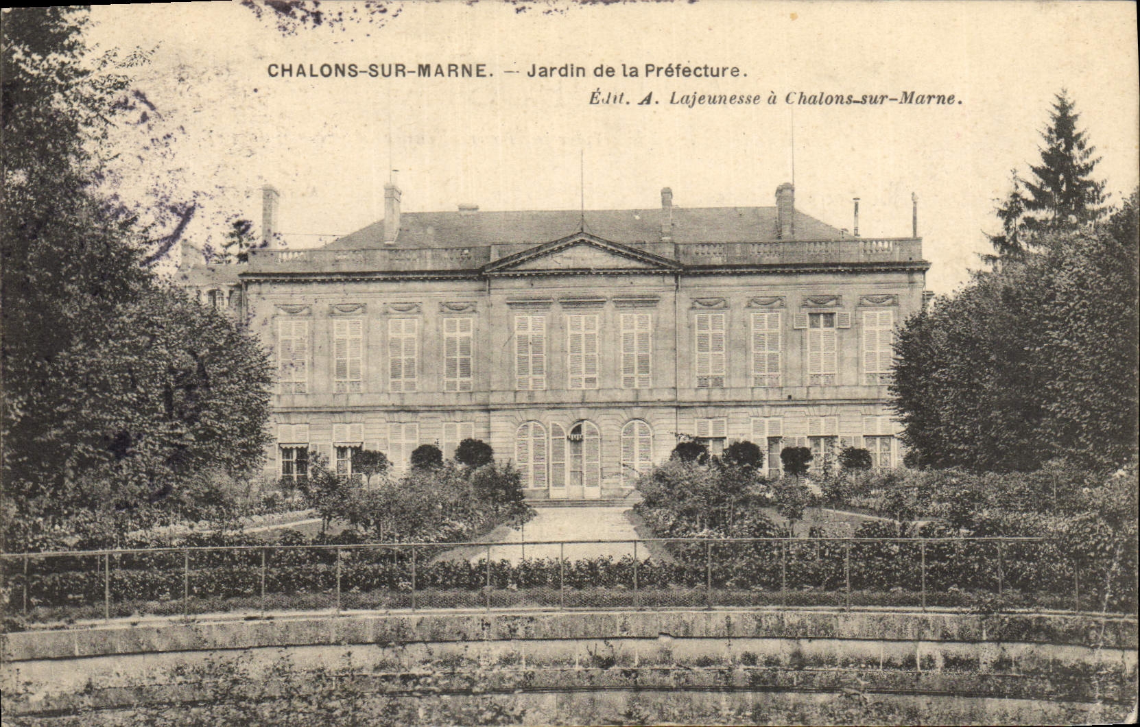 CPA Chalons sur Marne Jardin de la Prefecture  